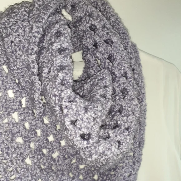 Triangle handmade scarf - Picture 4 of 8